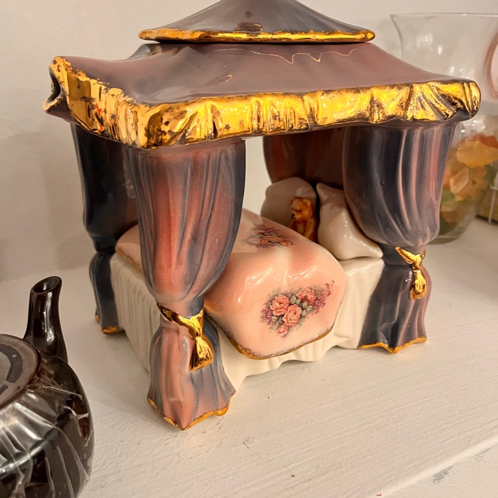 Teddy bear teapot from the tea pottery in Britain,beautiful collectors item.